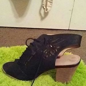 Black cut out shoes 🎉2/$6 or 3/$8🎉